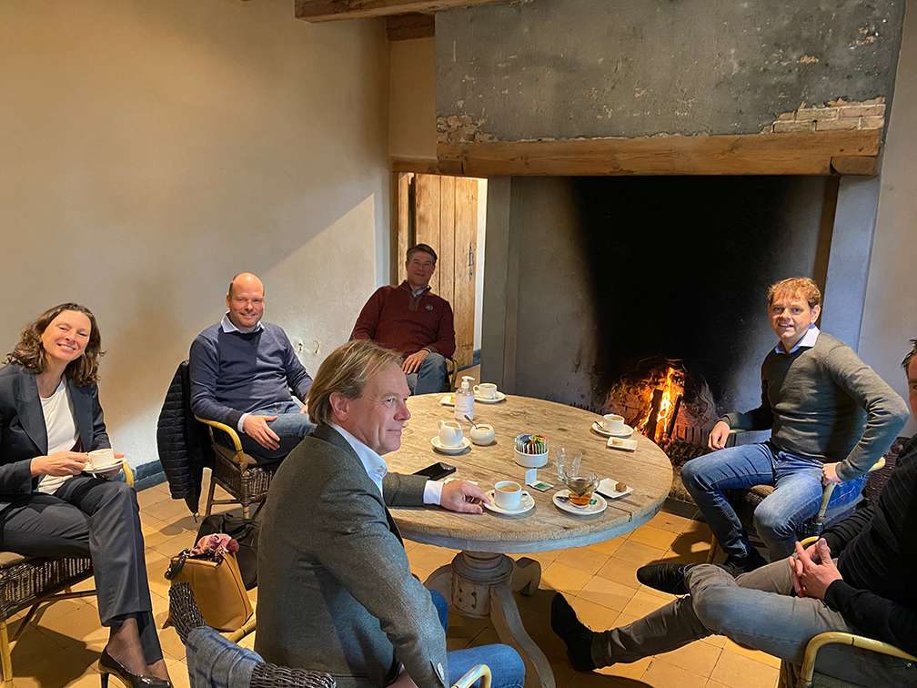 Ronnie Couwenberg als moderator bij Directeuren Netwerk, samen met ondernemers rond de haard tijdens een lunchsessie op toplocatie Ulvenhart, 2020.