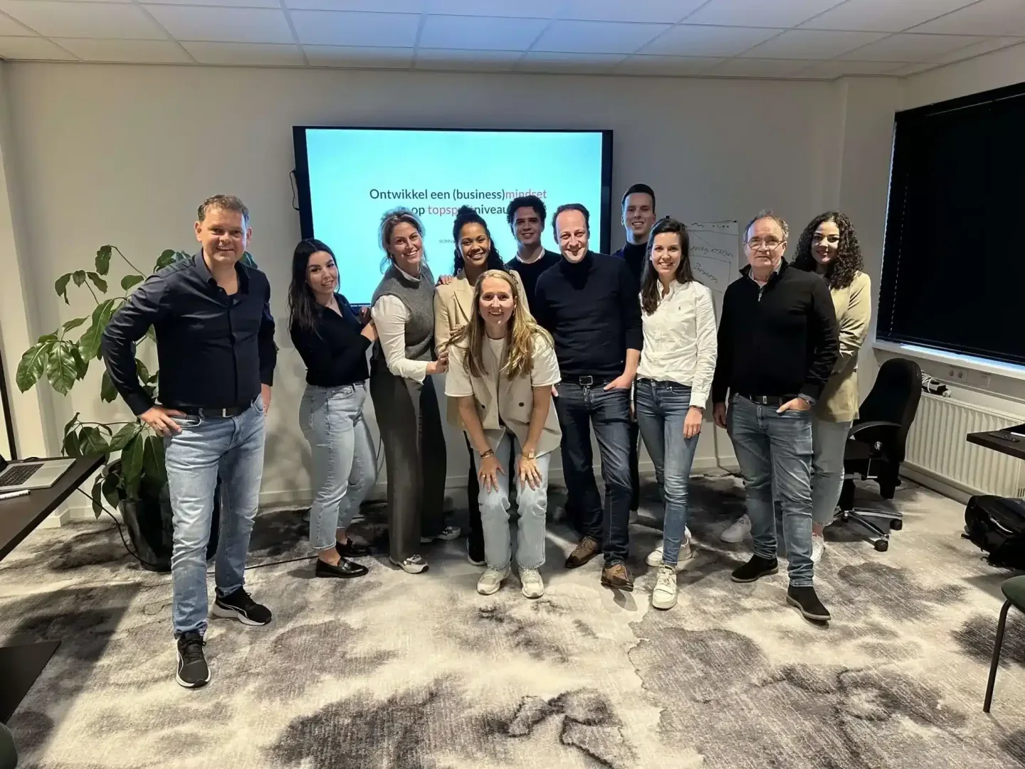Ronnie Couwenberg met het sales team van Please tijdens een teamsessie.