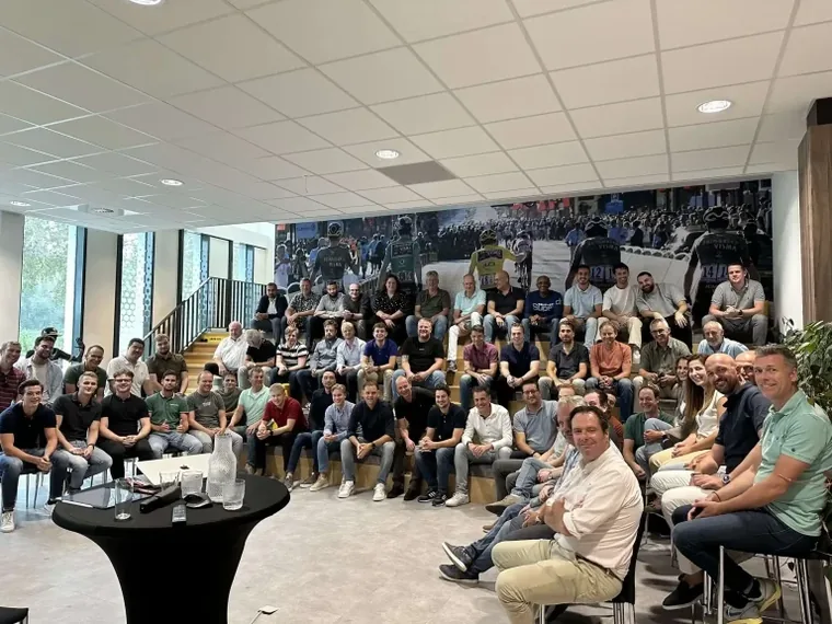 Ronnie Couwenberg tijdens de workshop Maak Winnende Keuzes op topsportlocatie Jumbo-Visma Lease a Bike.