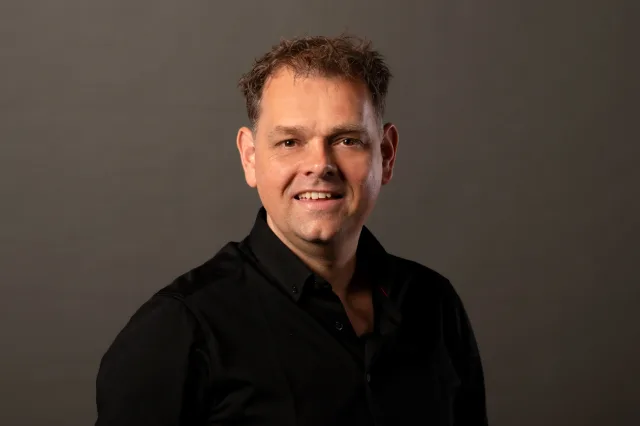 Portretfoto van Ronnie Couwenberg, Scherpsteller voor leiders, teams en voetbalcoaches.