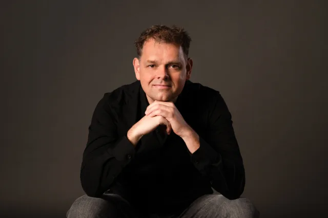 Portretfoto van Ronnie Couwenberg, Scherpsteller voor leiders, teams en voetbalcoaches.