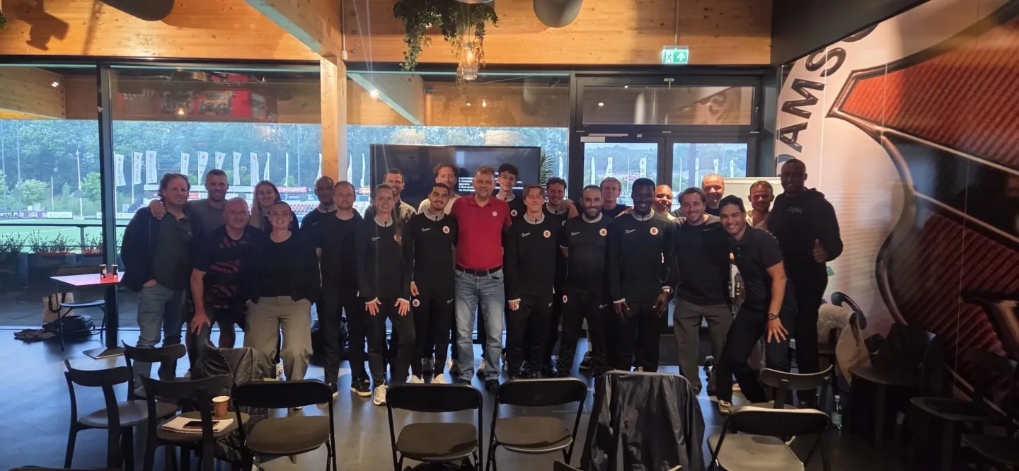 Ronnie Couwenberg met het technisch kader van AFC na de workshop Stel je wedstrijdbespreking scherp en presenteer om te Winnen