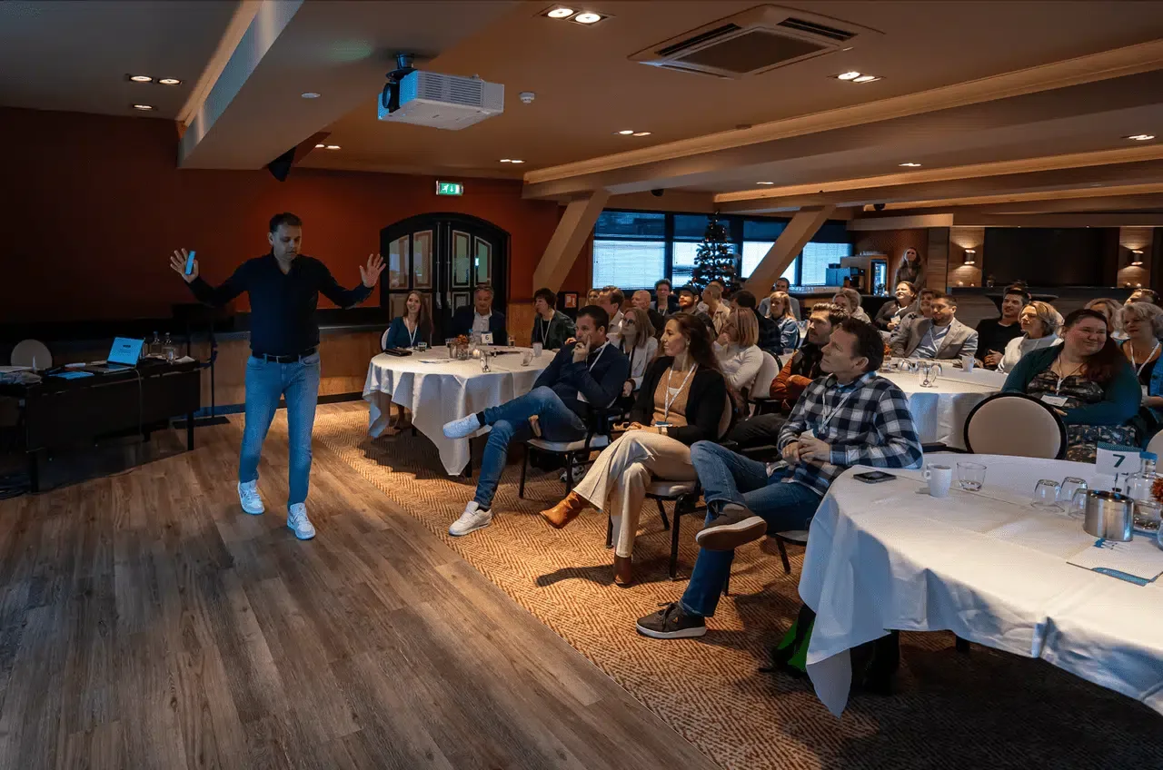 Ronnie Couwenberg verzorgt een interactieve workshop over een winnende pitch tijdens De Kunst van Netwerken, november 2024, Hotel de Cantharel, Apeldoorn.