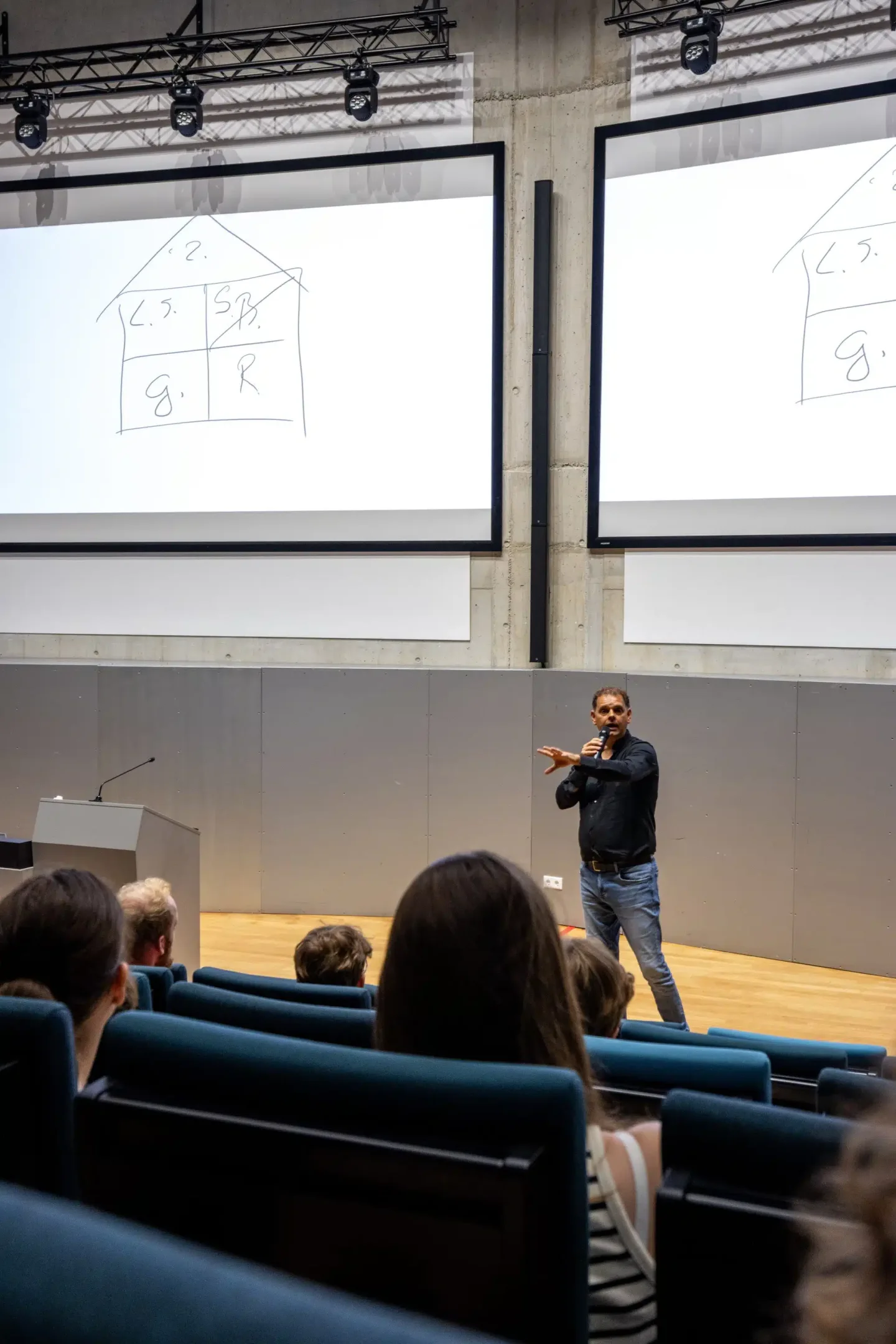Ronnie Couwenberg tijdens de persoonlijk leiderschap training Maak Winnende Keuzes voor studenten van de Universiteit Utrecht en de Hogeschool Utrecht.