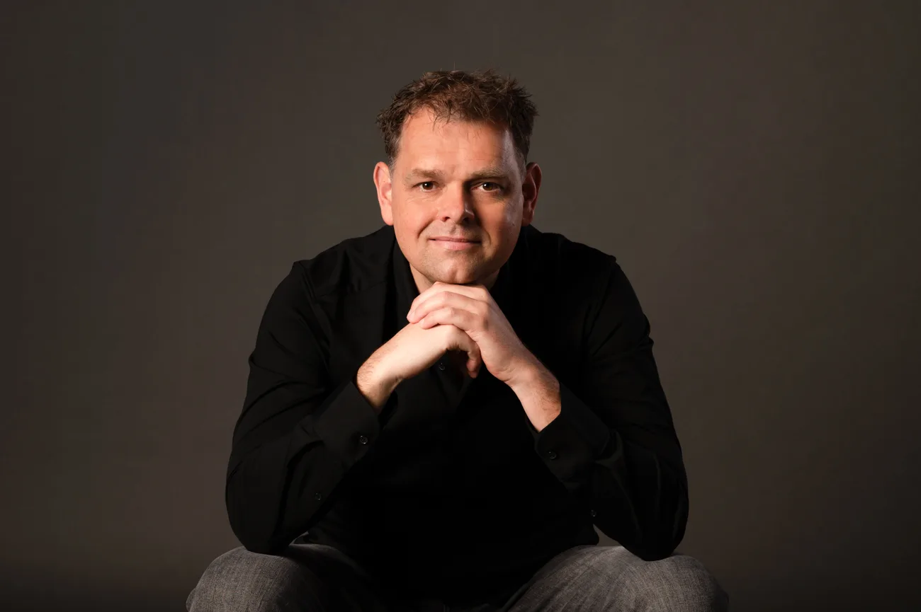 Portretfoto van Ronnie Couwenberg, Scherpsteller voor leiders, teams en voetbalcoaches.